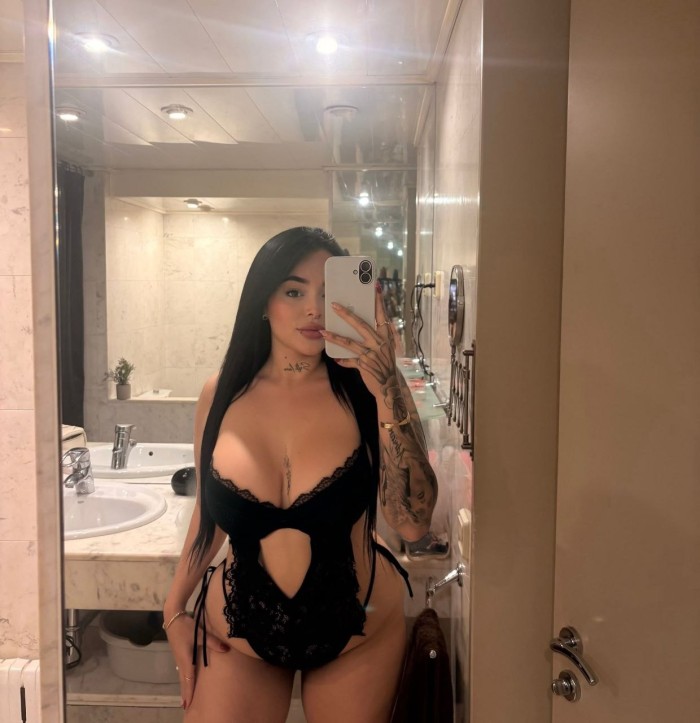 SALOMÉ DULCE TETONA , ELEGANCIA Y PICARDIA !