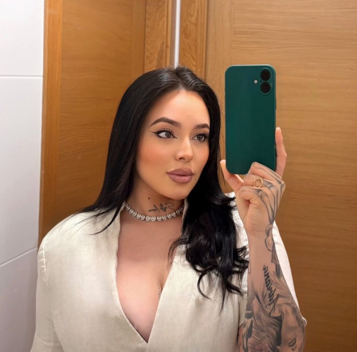 SALOMÉ DULCE TETONA , ELEGANCIA Y PICARDIA !