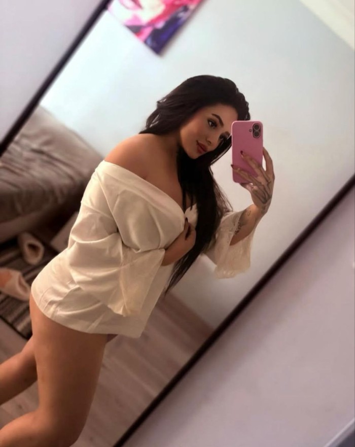 SALOMÉ DULCE TETONA , ELEGANCIA Y PICARDIA !
