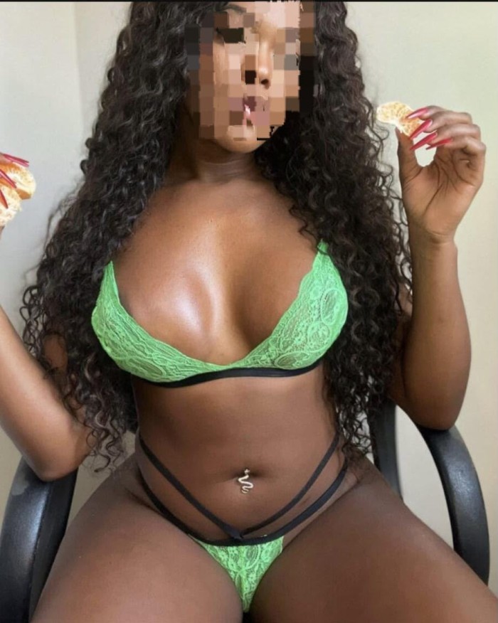 Soy una guapa morena cachonda con ganas de polla