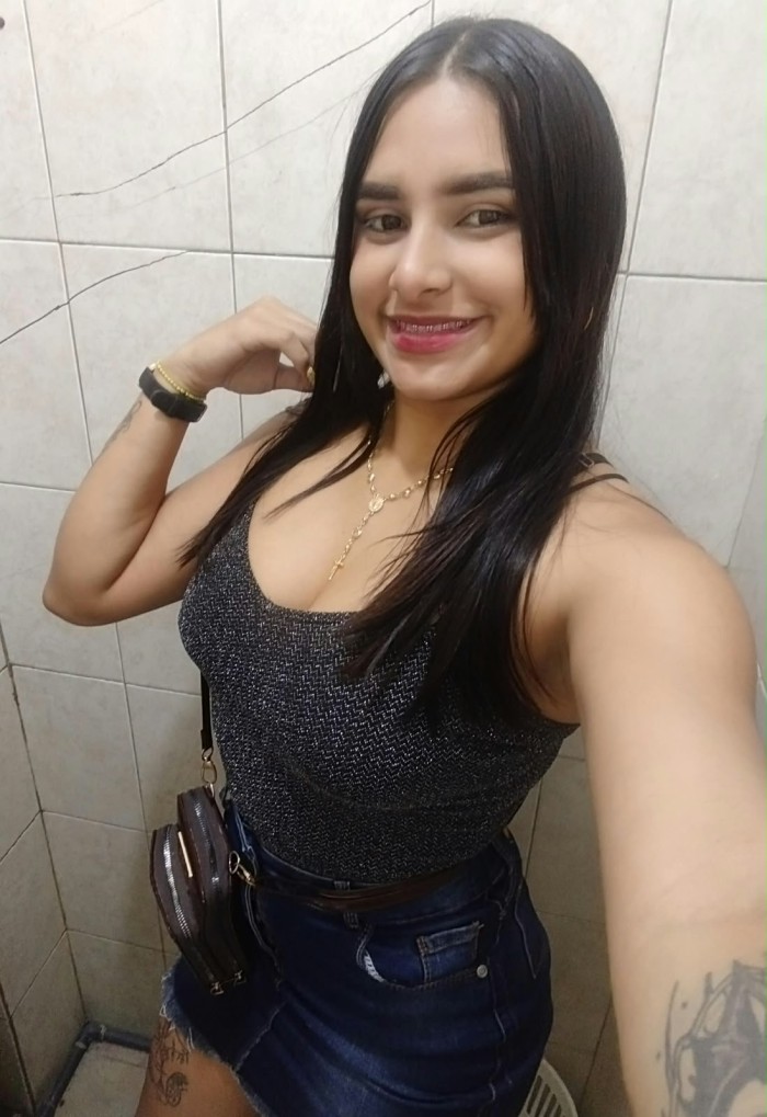 Jovencita delgada con ganas de follar