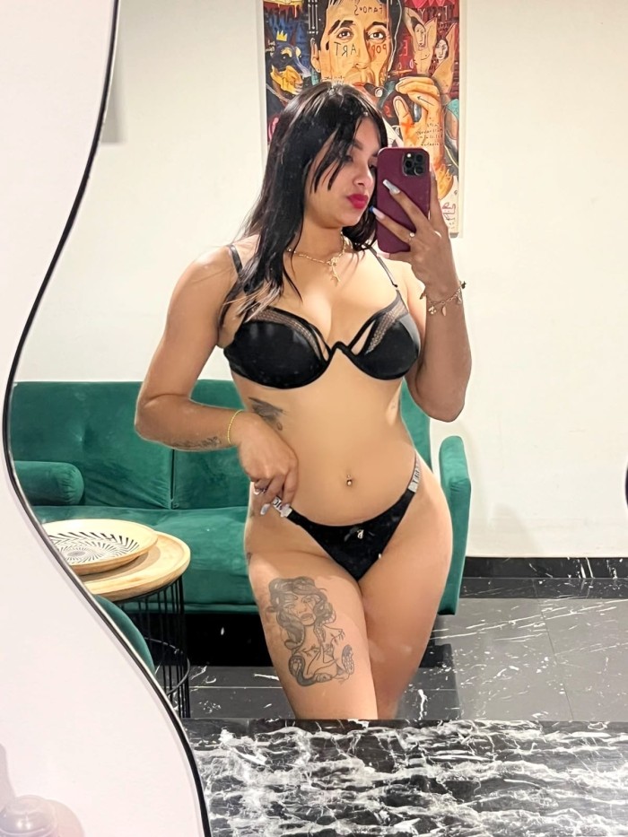 Jovencita delgada con ganas de follar