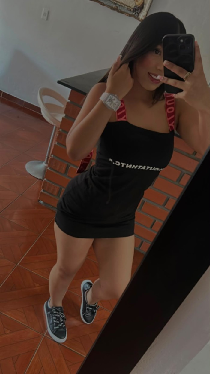 Chica delgada latina nueva en Fuengirola