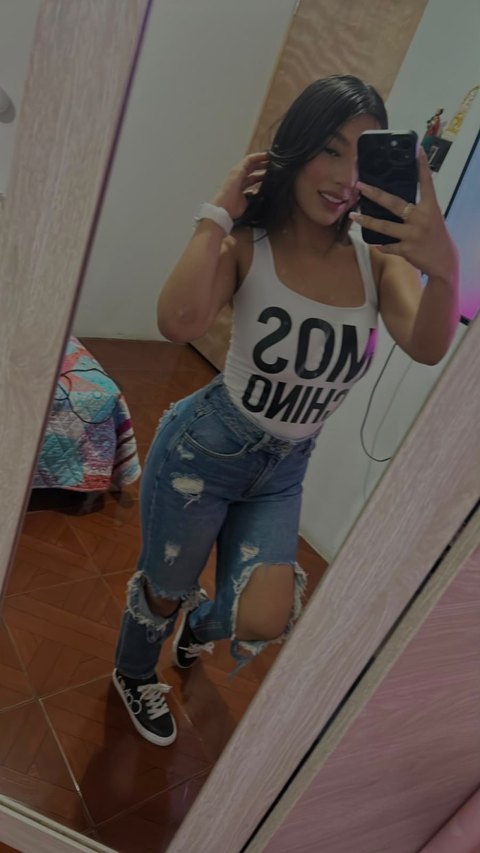 Chica delgada latina nueva en Fuengirola