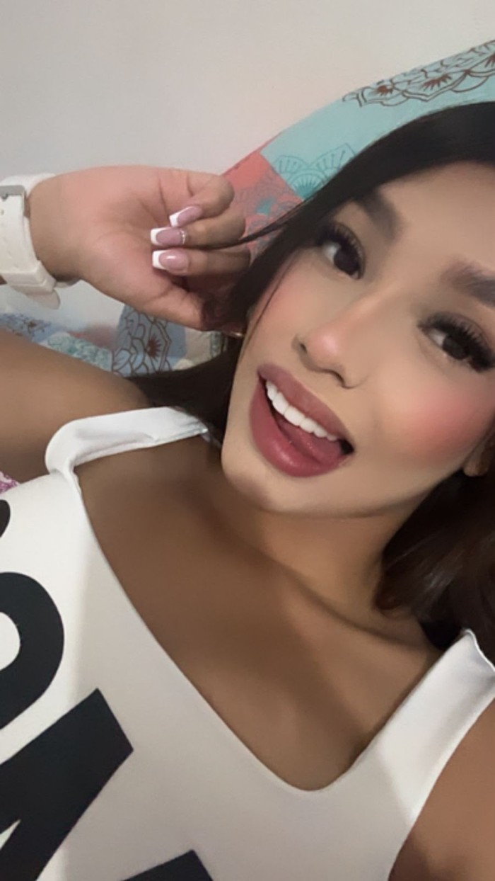Chica delgada latina nueva en Fuengirola