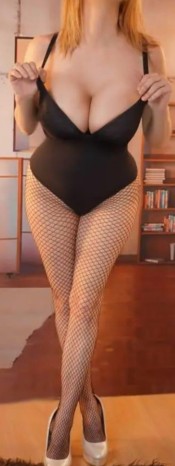 RUBIA GUAPA IMPLICADA