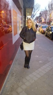 RUBIA MADURITA MUY ALEGRE