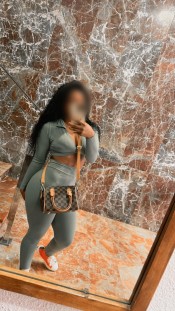 LATINA CON CURVAS ESBELTAS