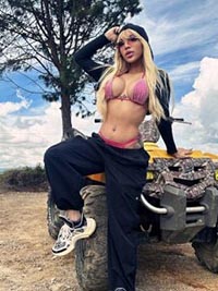 VALENCIA, PAULA, MUJER LATINA, PISO PRIVADO