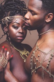 LOCA POR UN BESO TUYO Y POR ROZARME CON TUS LABIOS