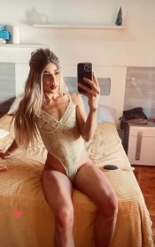 NOVEDAD, GUARRA, CACHONDA Y MUY COMPLACIENTE