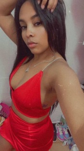 MORENA DOMINANTE EN ARNéS: LISTA PARA JUGAR