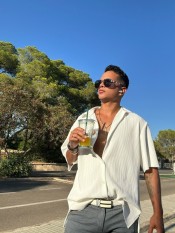 ISSAC NOVEDAD ELEGANTE, CERCANO Y CON MUCHA PRESENCIA
