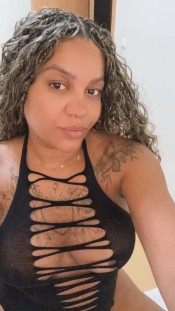 LATINA FIESTERA TATUADA MUY ENTREGADA EN LA CAMA