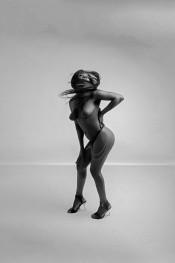 CALIENTE NEGRA DE GRANDES PECHOS NATURALES