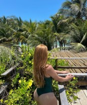 MIA LATINA  CON CURVAS RECéN LLEGADA A LA ISLA