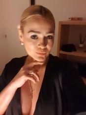 RUBIA ARDIENTE Y CACHONDA