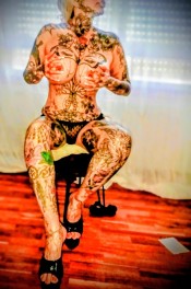 BARBARA ALEGRE Y JUGUETONA