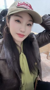 新來的亞洲女孩的照片是100%真實的。