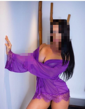 DELICIOSA MORENA LATINA EN LA ZONA