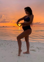 UNA LINDA EMBARAZADA APRETADITA A TÚ ESPERA