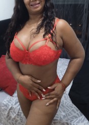 CON CURVAS HERMOSAS Y LLENAS DE SENSUALIDAD