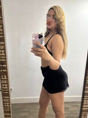 ESTUDIANTE EXTROVERTIDA.. MORENA HERMOSA