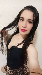 VALERIA ,MITAD ARGENTINA MITAD ESPAÑOLA DELGADITA 28 AÑOS
