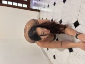 TU CHICA DE PECHOS Y CADERAS GRANDES