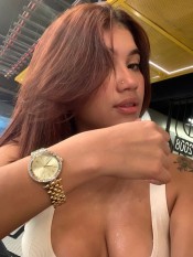 ATRACTIVA MUJER CON UN ENORME FIGURA LINDA