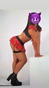 JOVEN MUY TRAVIESA PARA UN PLACER INTENSO