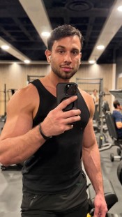 BRASILEÑO BIEN DOTADO CON CUERPO DE GIMNASIO,VIGO