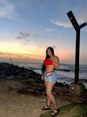 KATTY, MUY FEMENINA Y COMPLACIENTE