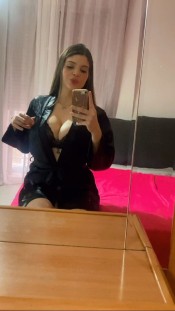 DELICIOSA LATINA ENTREGADA EXPLOSIVA COMPLACIENTE