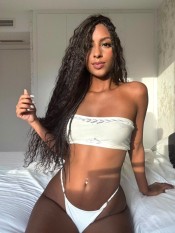 MORENITA VENEZOLANA CON SITIO Y SALIDAS 24