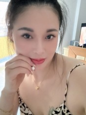 CHICA ASIáTICA JOVENCITA Y CARIñOSA