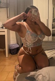 MUJER COMPLACIENTE ENCANTADORA LLENA DE PLACER