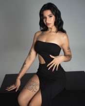 HERMOSA NIñATA COLOMBIANA EN EIXAMPLE, BARCELONA.