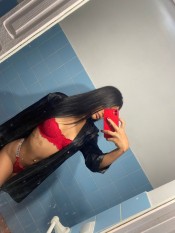 MUJER LATINA: MIRADAS PROFUNDAS, GESTOS SUAVES, SO