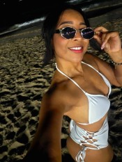 MORENA BIEN GUARRA Y FIESTERA CON GANAS DE CHUPAR