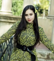 DISCRETA E INDEPENDIENTE JOVEN TE ESPERA