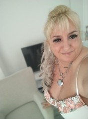 RUBIA CON CURVAS MUY CACHONDA Y SENSUAL