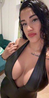 MORENITA LATINA MUY CACHONDA EN CORUÑA