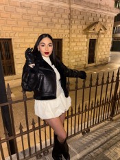 MUJER COMPLACIENTE DISPUESTA A LA DIVERSION