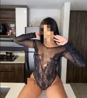 MORENA COMPLACIENTE Y FIESTERA