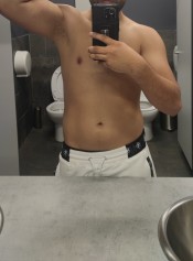 LATINO CALIENTE DISPONIBLE PARA MUJERES Y TRANS.