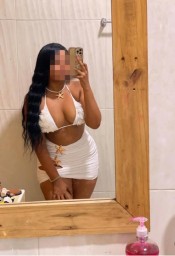 MUJER HERMOSA CON CURVAS TENTADORAS PARA PROBAR