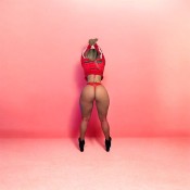 LATINA FIESTERA Y COMPLACIENTE