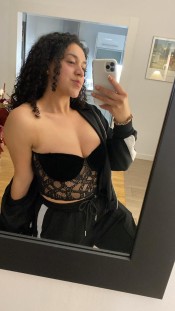 PUTICA IMPLICADA Y FIESTERA CHUPA POLLAS