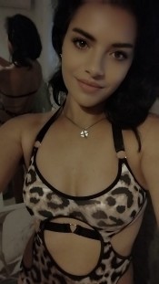 CHICA JOVEN FIESTERA ALEGRE CARIÑOSA Y DIVERTIDA